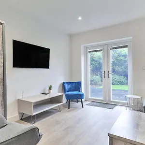 3 Bed Refurbished, Modern House, Wifi, Patio Area Sheffield